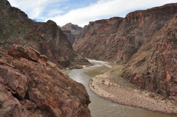 O rio Colorado no fundo do Grand Canyon, no Arizona, nos Estados Unidos